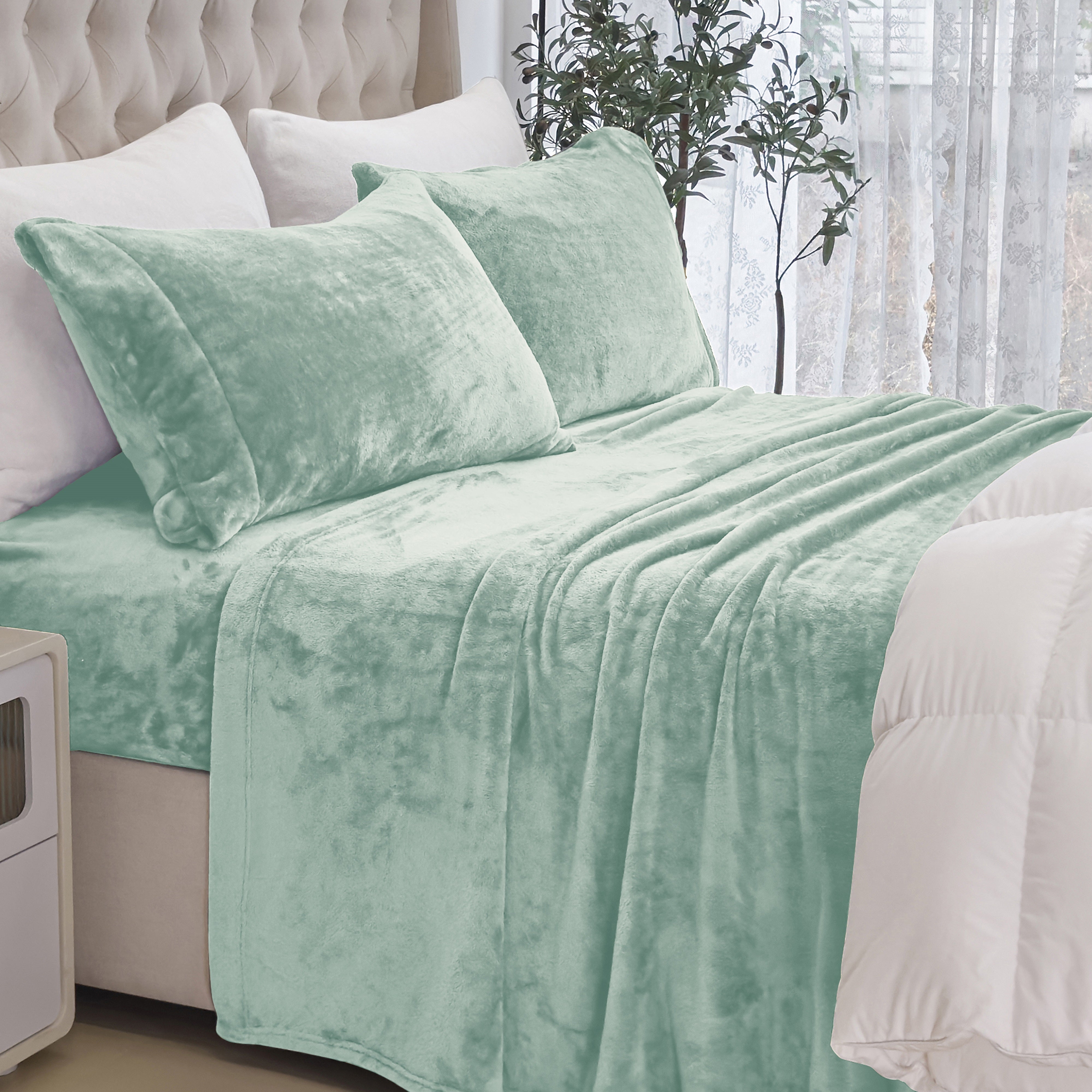 Everlaneas 4-Piece Velvet Plush Flannel Sheet Set