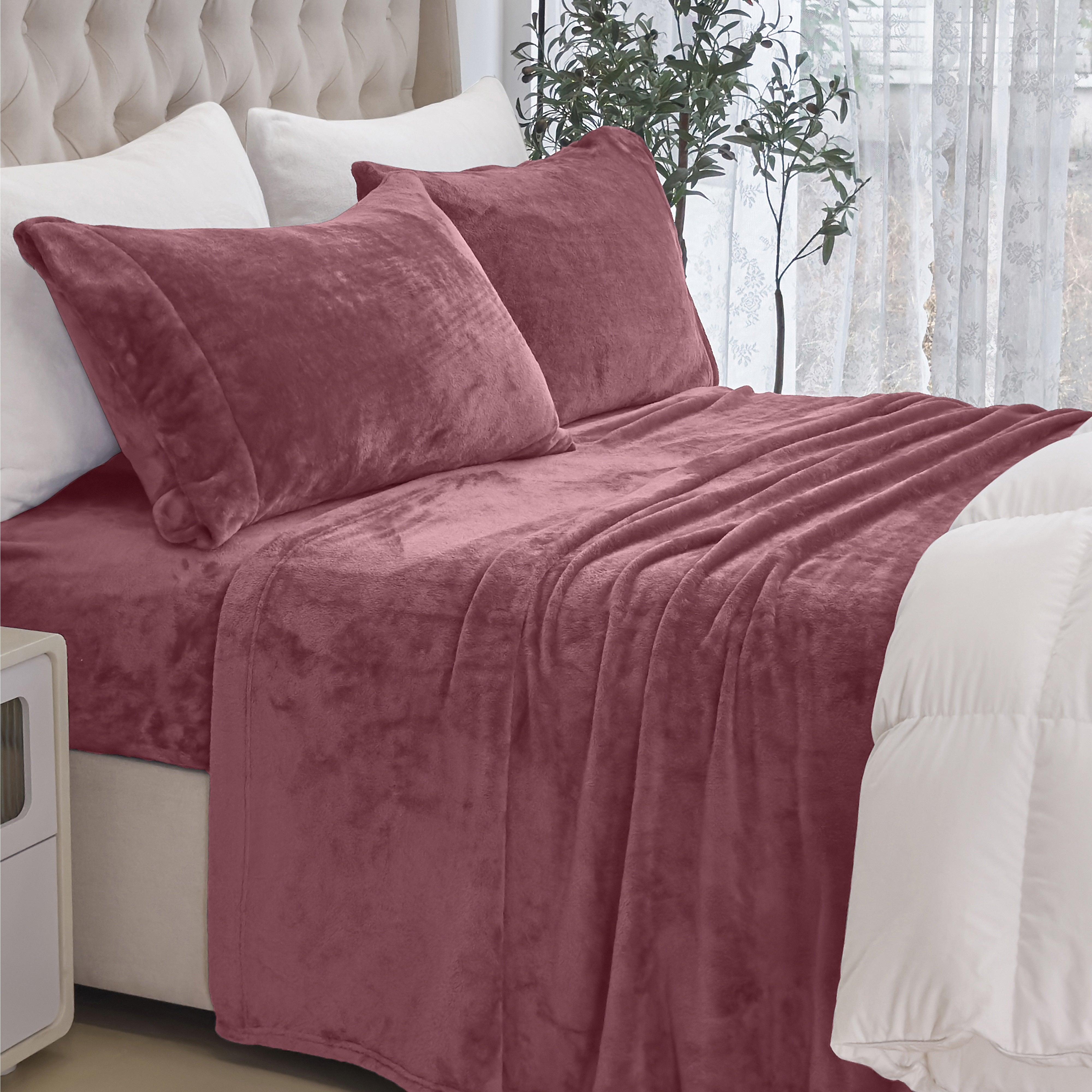 Everlaneas 4-Piece Velvet Plush Flannel Sheet Set