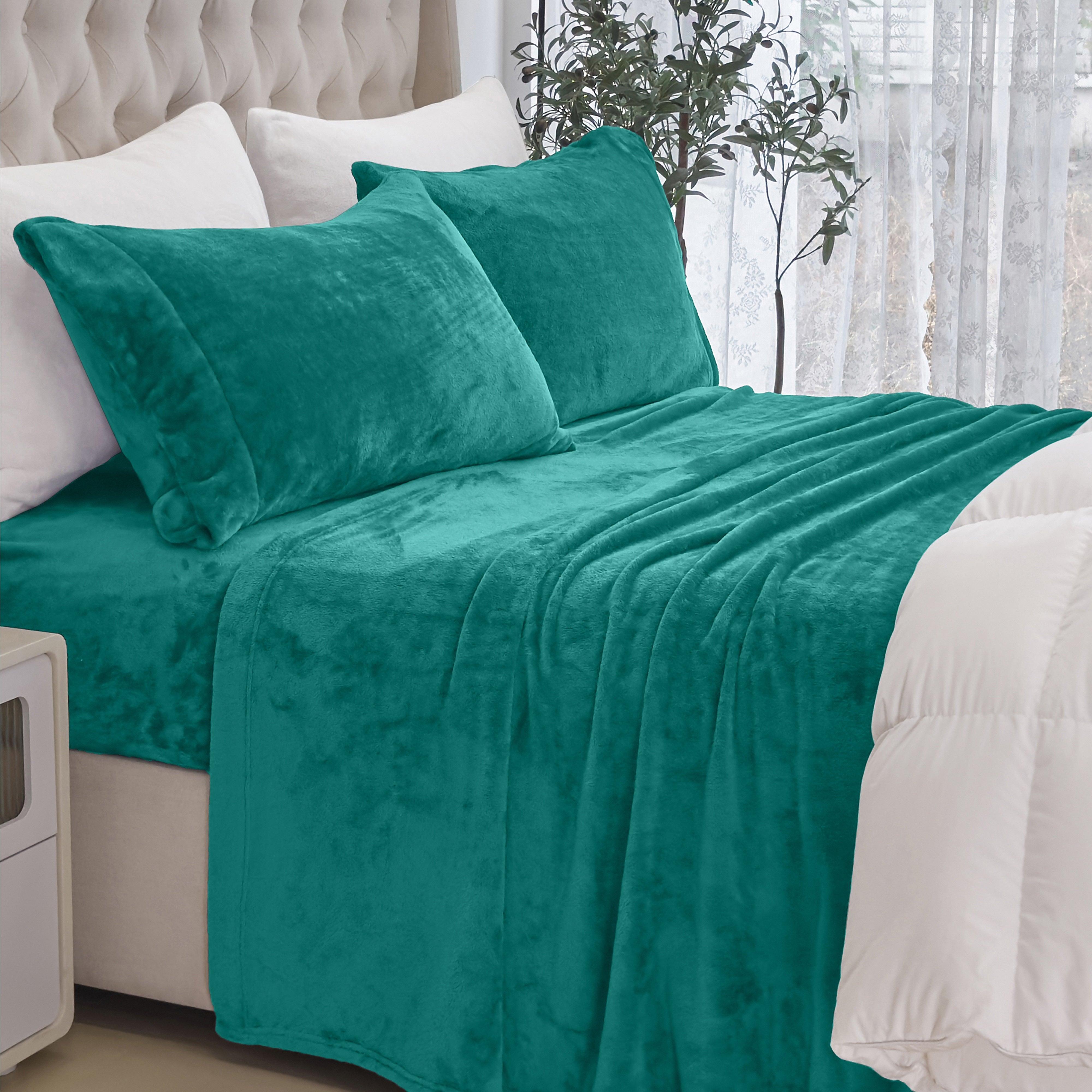 Everlaneas 4-Piece Velvet Plush Flannel Sheet Set