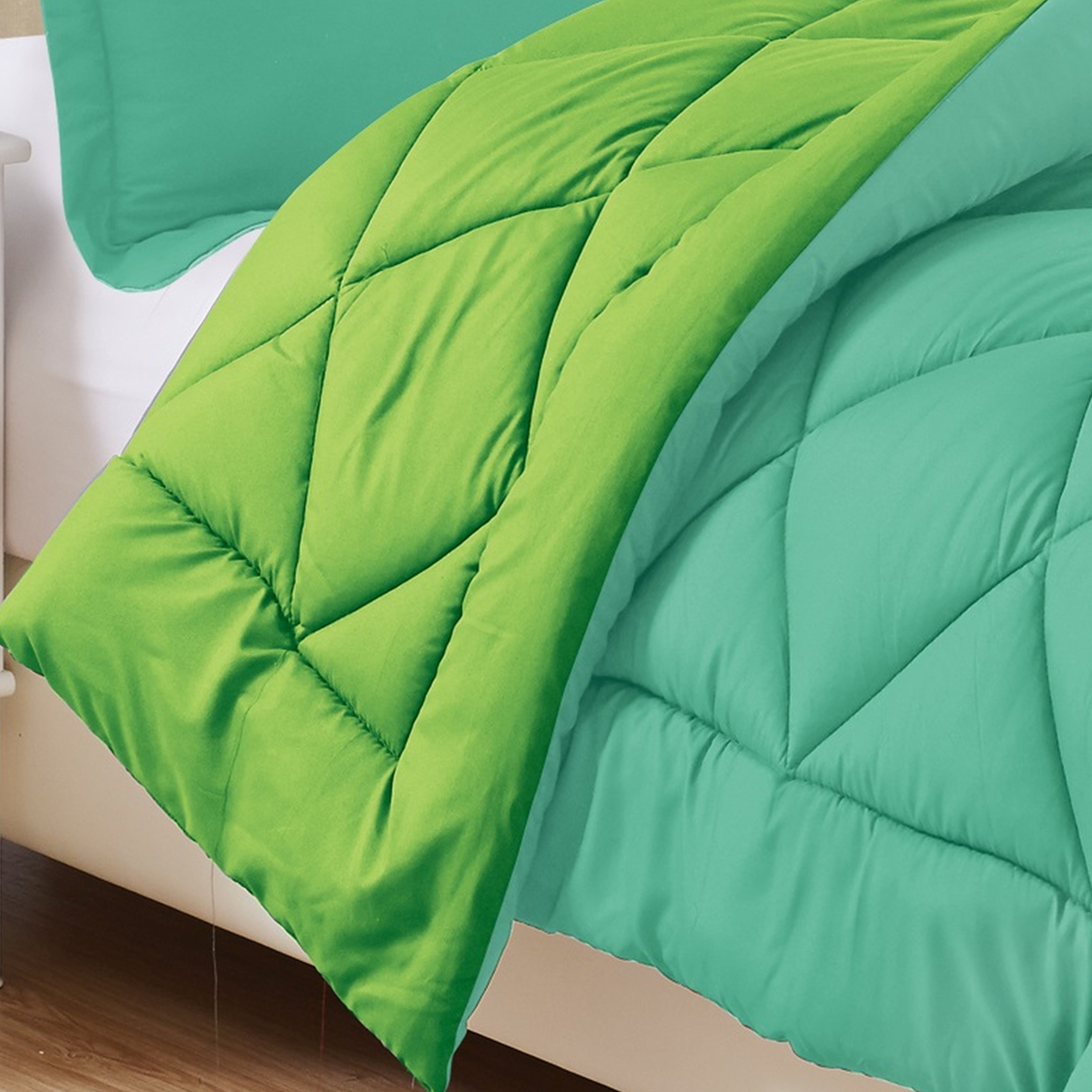 Everlaneas 3-Piece Reversible Diamond Stitched Comforter & Shams