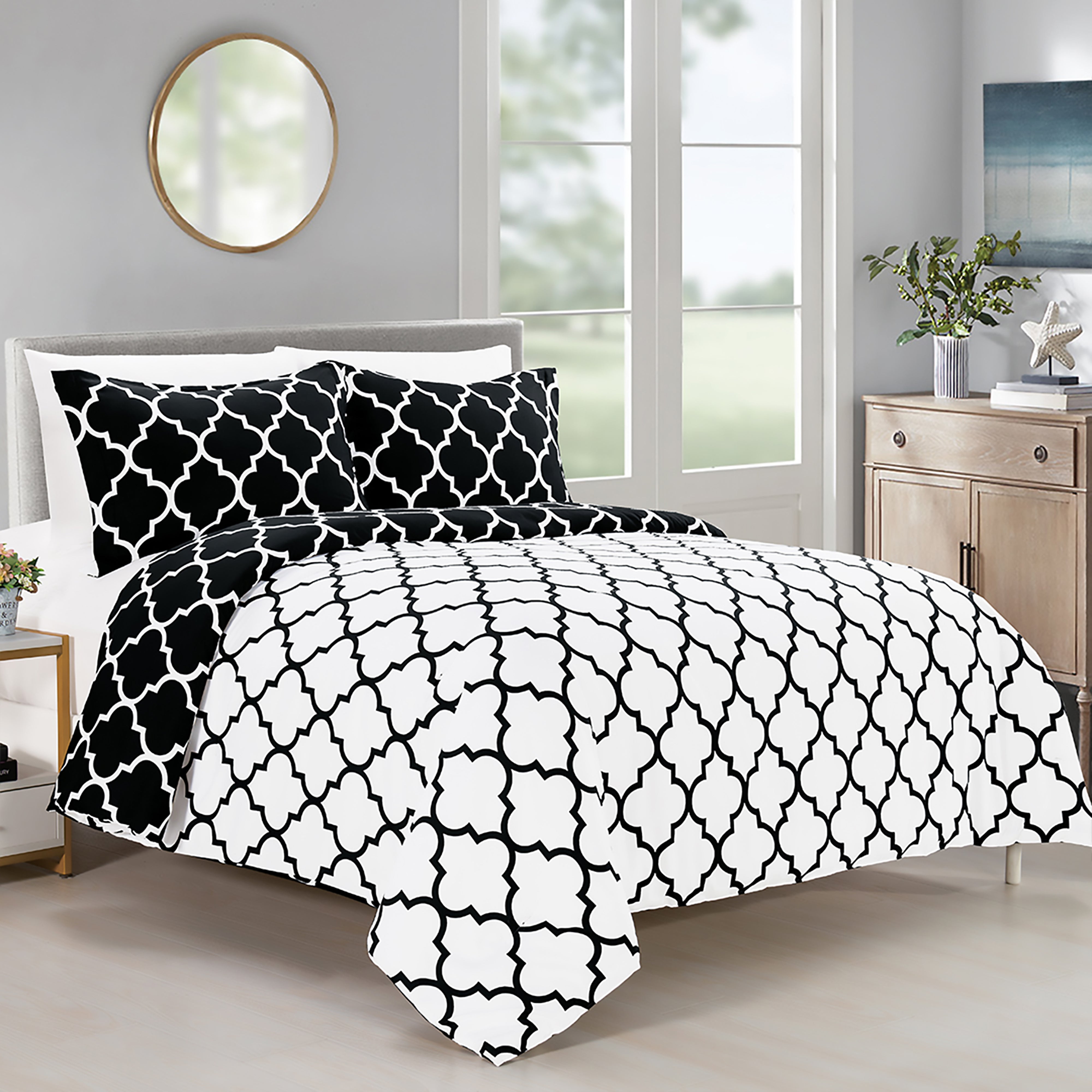 Everlaneas 3-Piece Moroccan Trellis Reversible Comforter Set