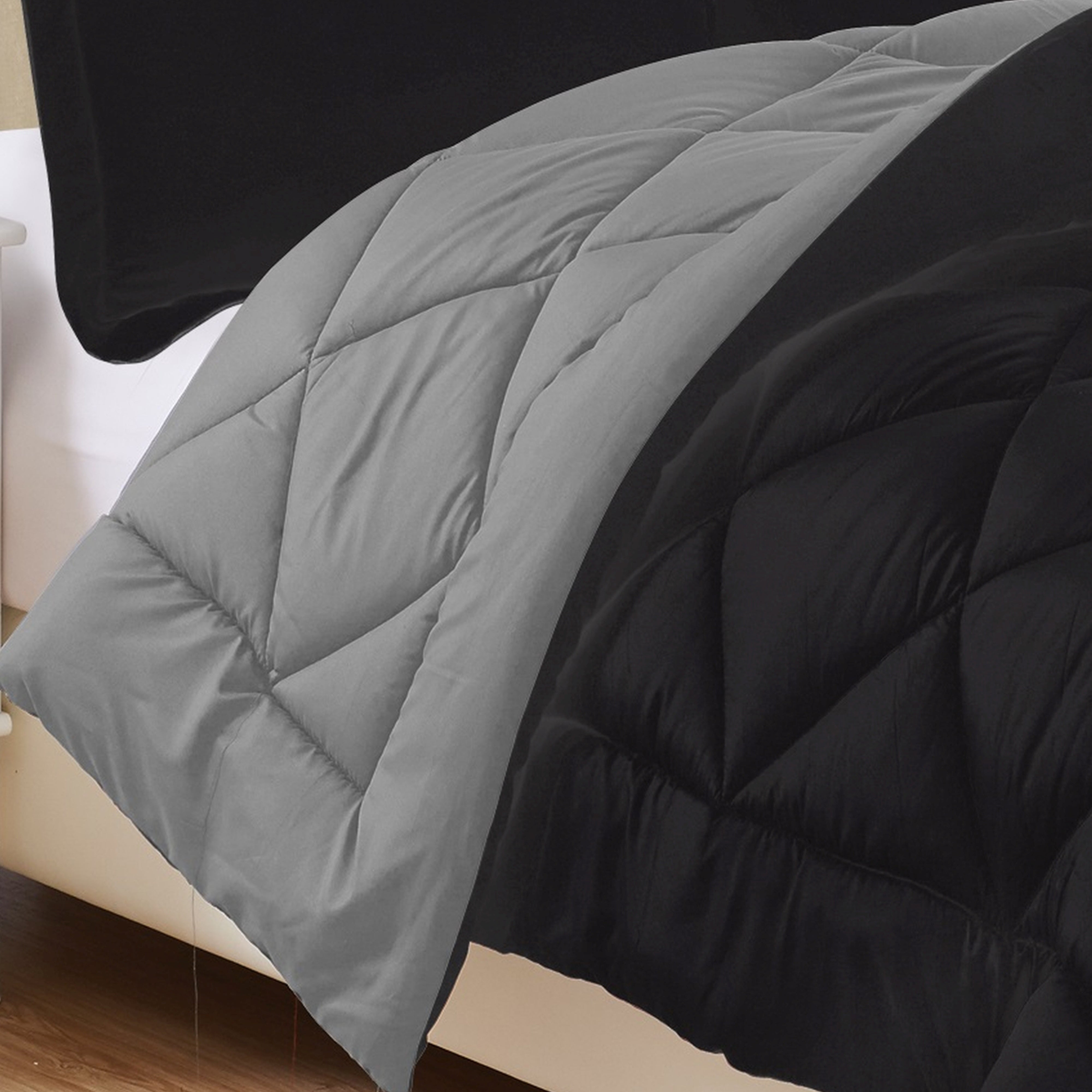 Everlaneas 3-Piece Reversible Diamond Stitched Comforter & Shams