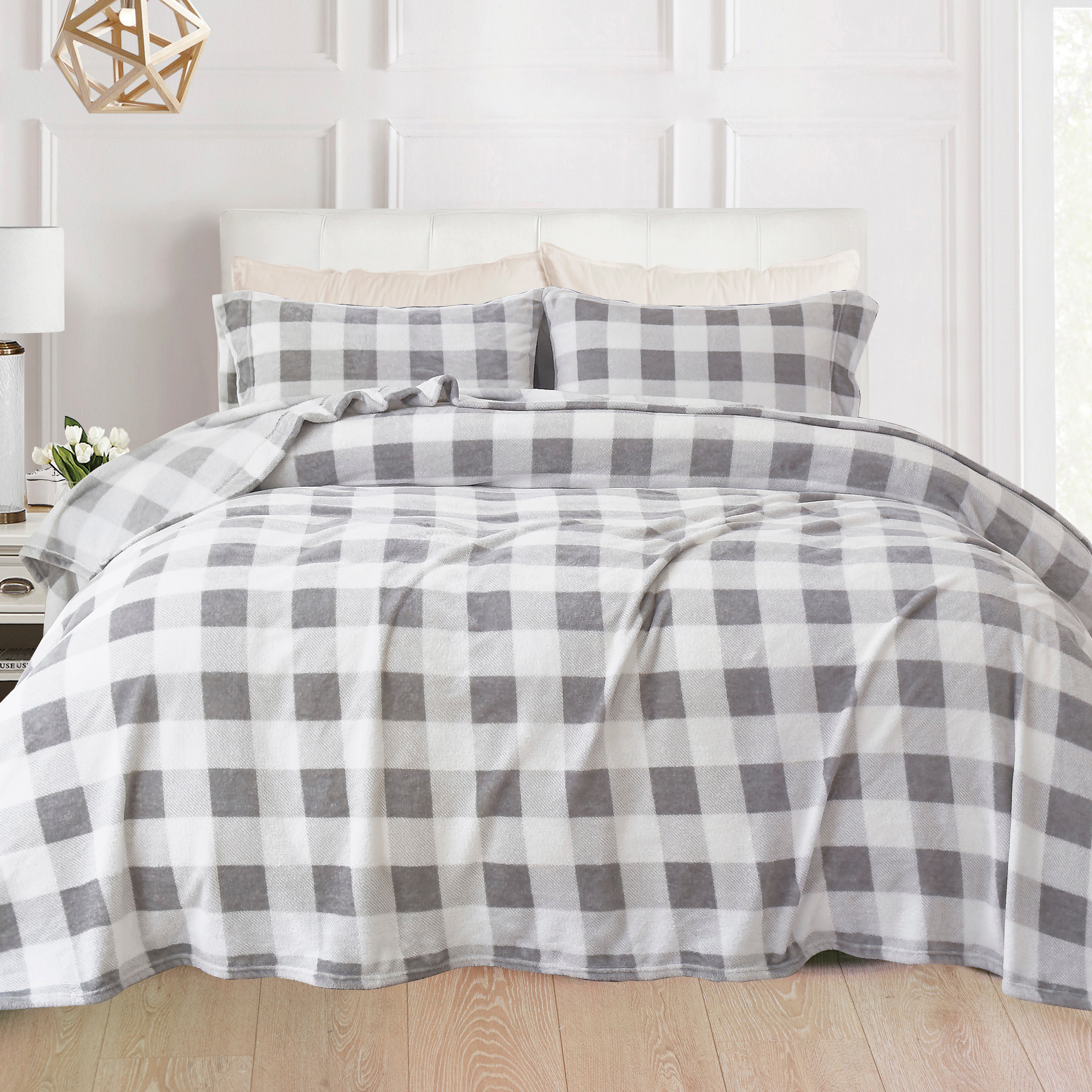 Everlaneas 4-Piece Velvet Plush Flannel Sheet Set