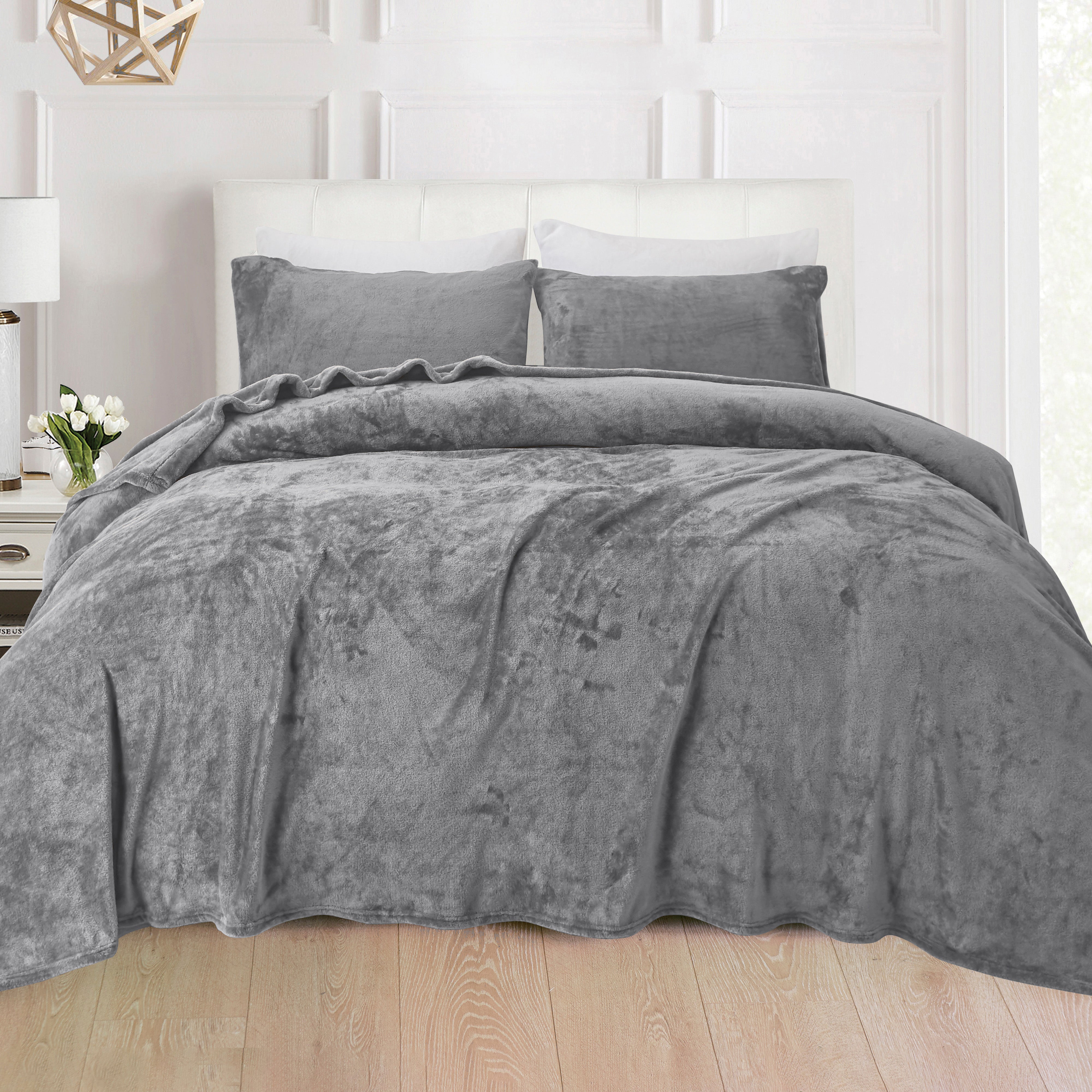 Everlaneas 4-Piece Velvet Plush Flannel Sheet Set