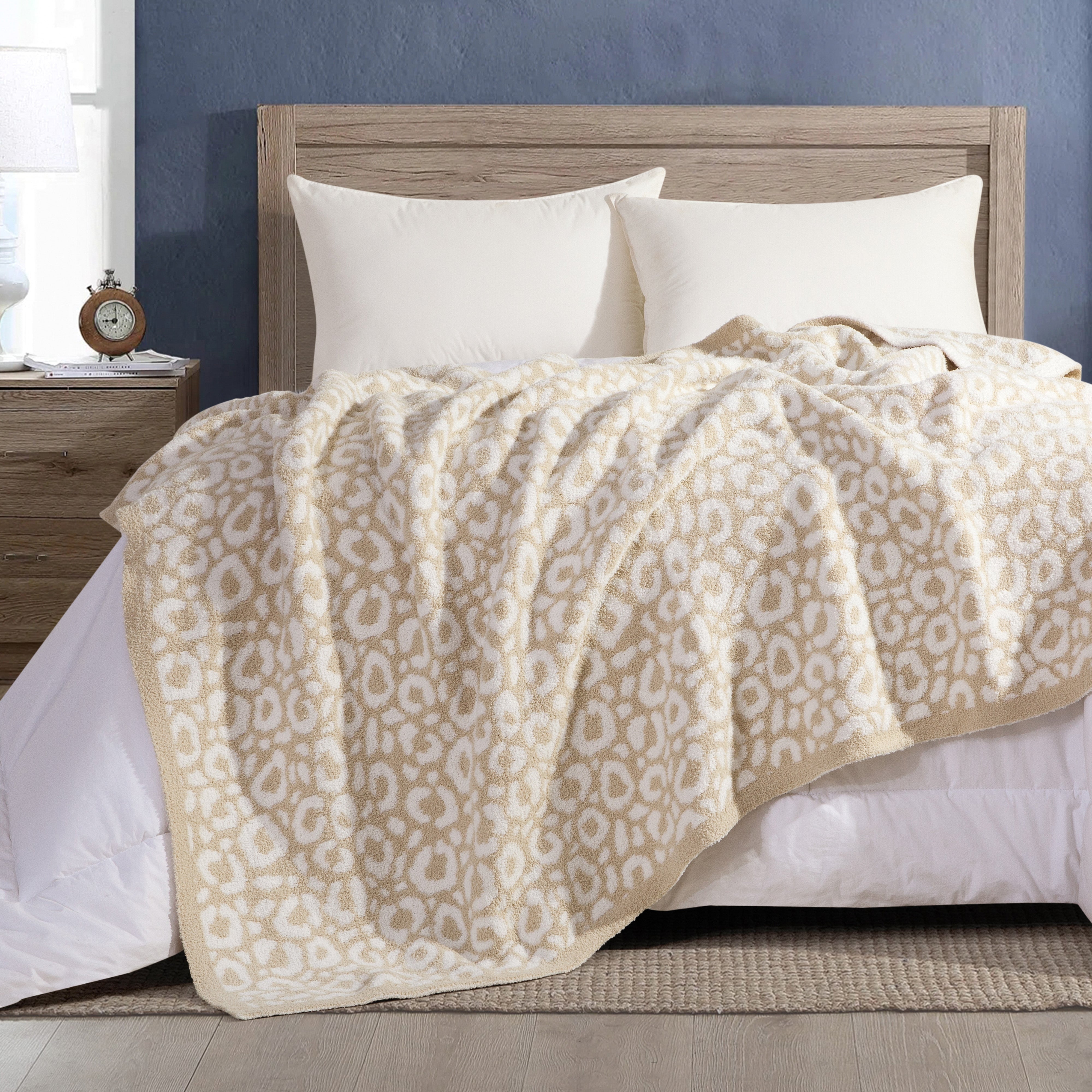 Everlaneas 50" x 70"  Ultra Soft Checkered Knitted Throw Blanket