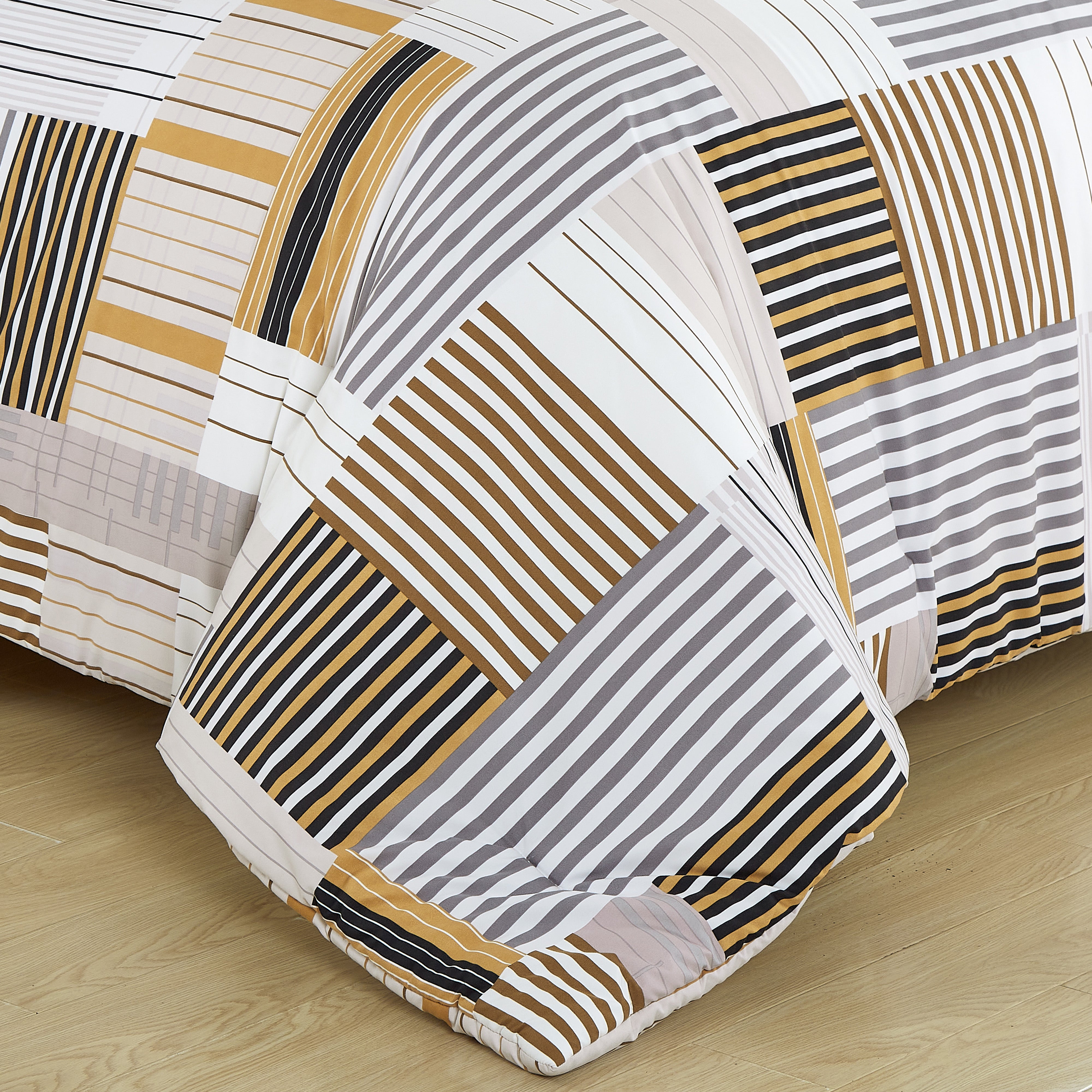 Everlaneas 8-Piece Lodge Plaid and Patch Reversible Comforter Set - Includes 4-Piece Sheet Set with Double Sided Storage Pockets