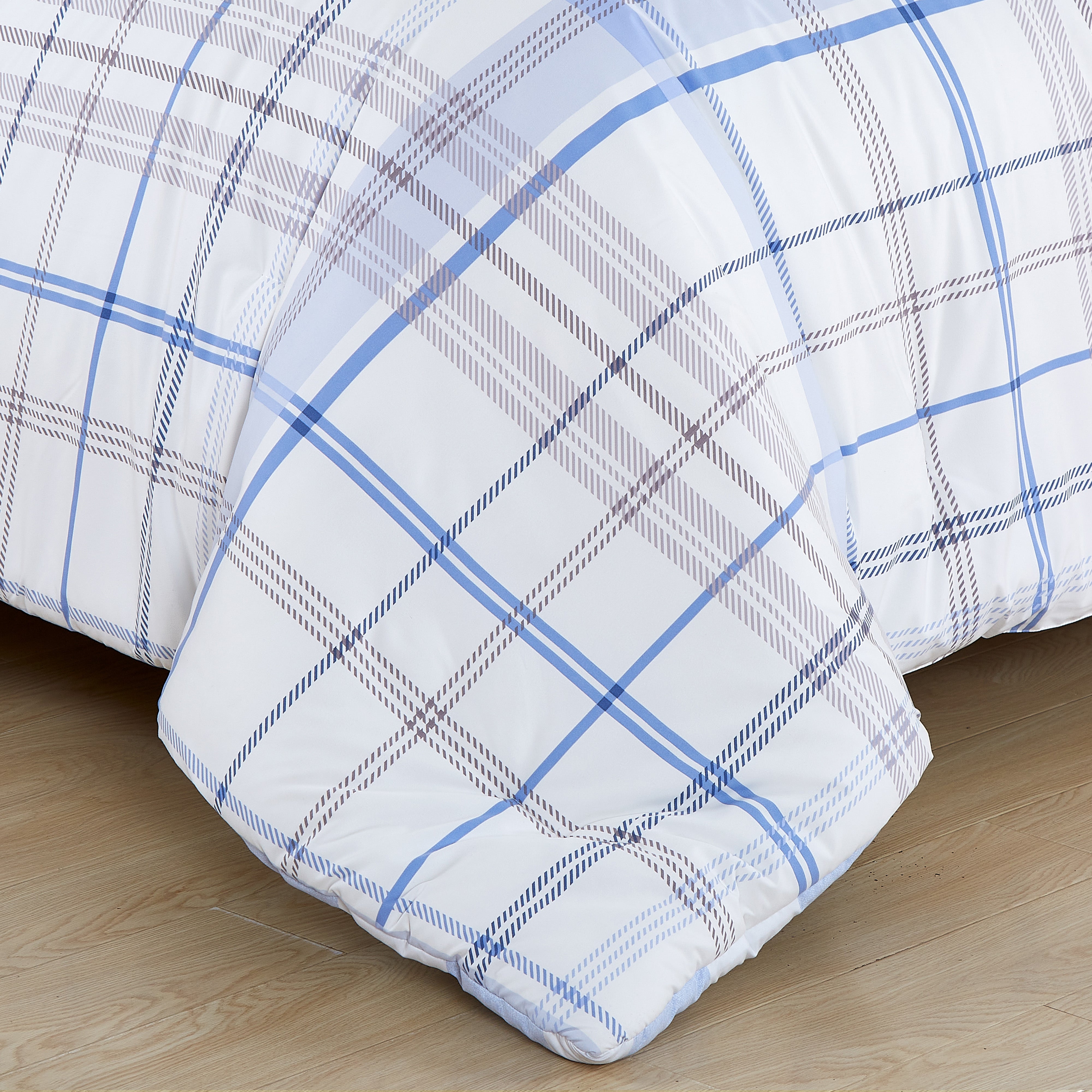 Everlaneas 8-Piece Lodge Plaid and Patch Reversible Comforter Set - Includes 4-Piece Sheet Set with Double Sided Storage Pockets