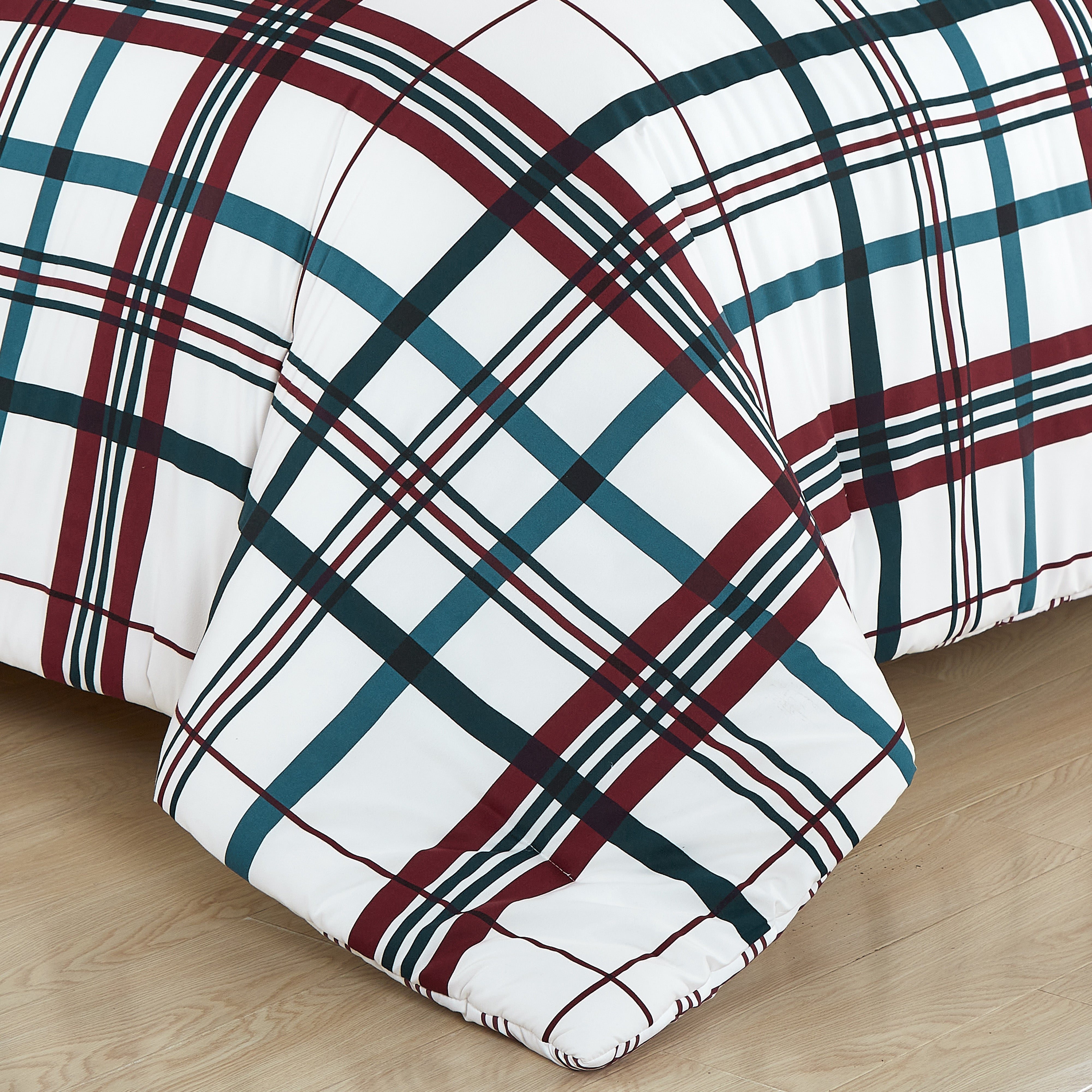 Everlaneas 8-Piece Lodge Plaid and Patch Reversible Comforter Set - Includes 4-Piece Sheet Set with Double Sided Storage Pockets