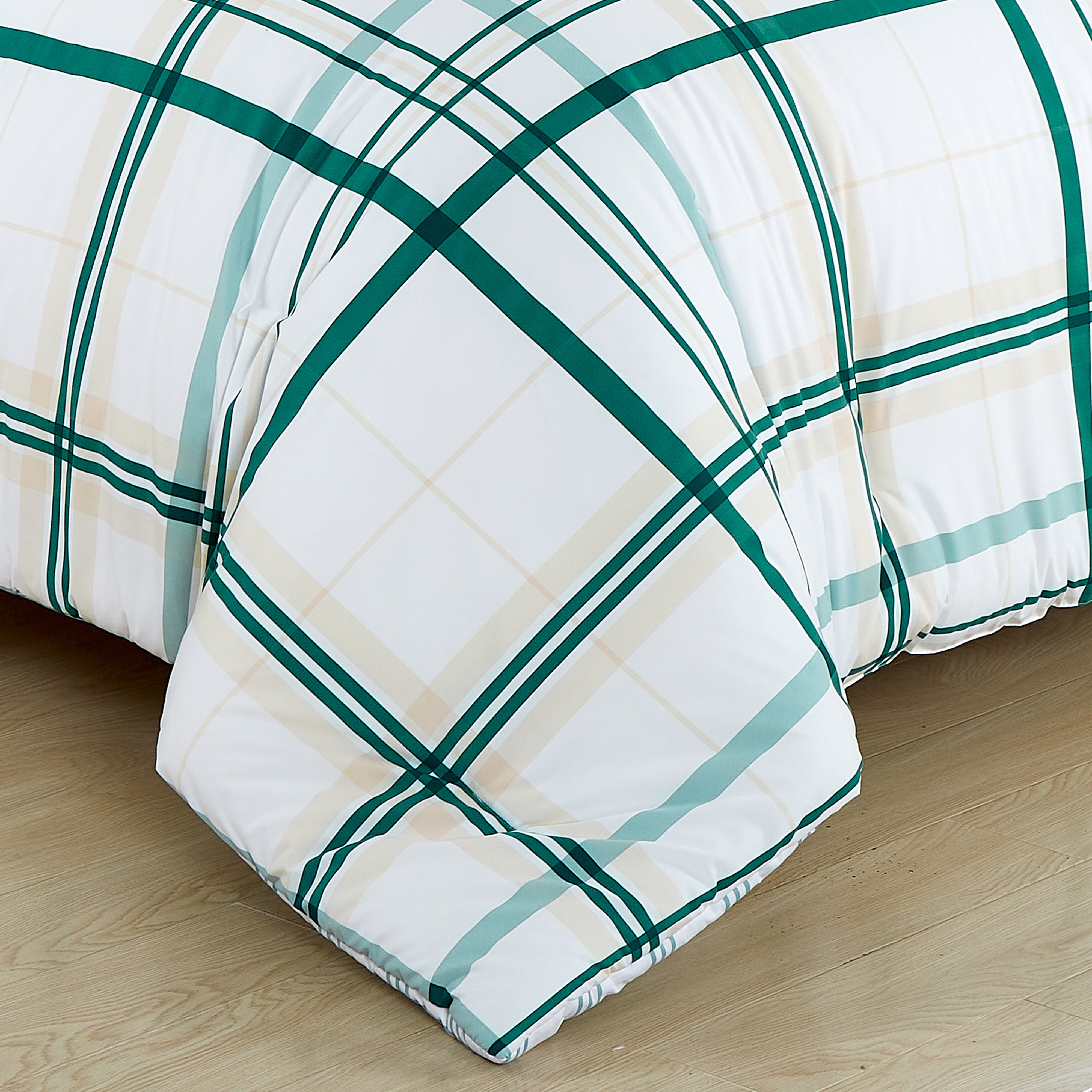 Everlaneas 8-Piece Lodge Plaid and Patch Reversible Comforter Set - Includes 4-Piece Sheet Set with Double Sided Storage Pockets