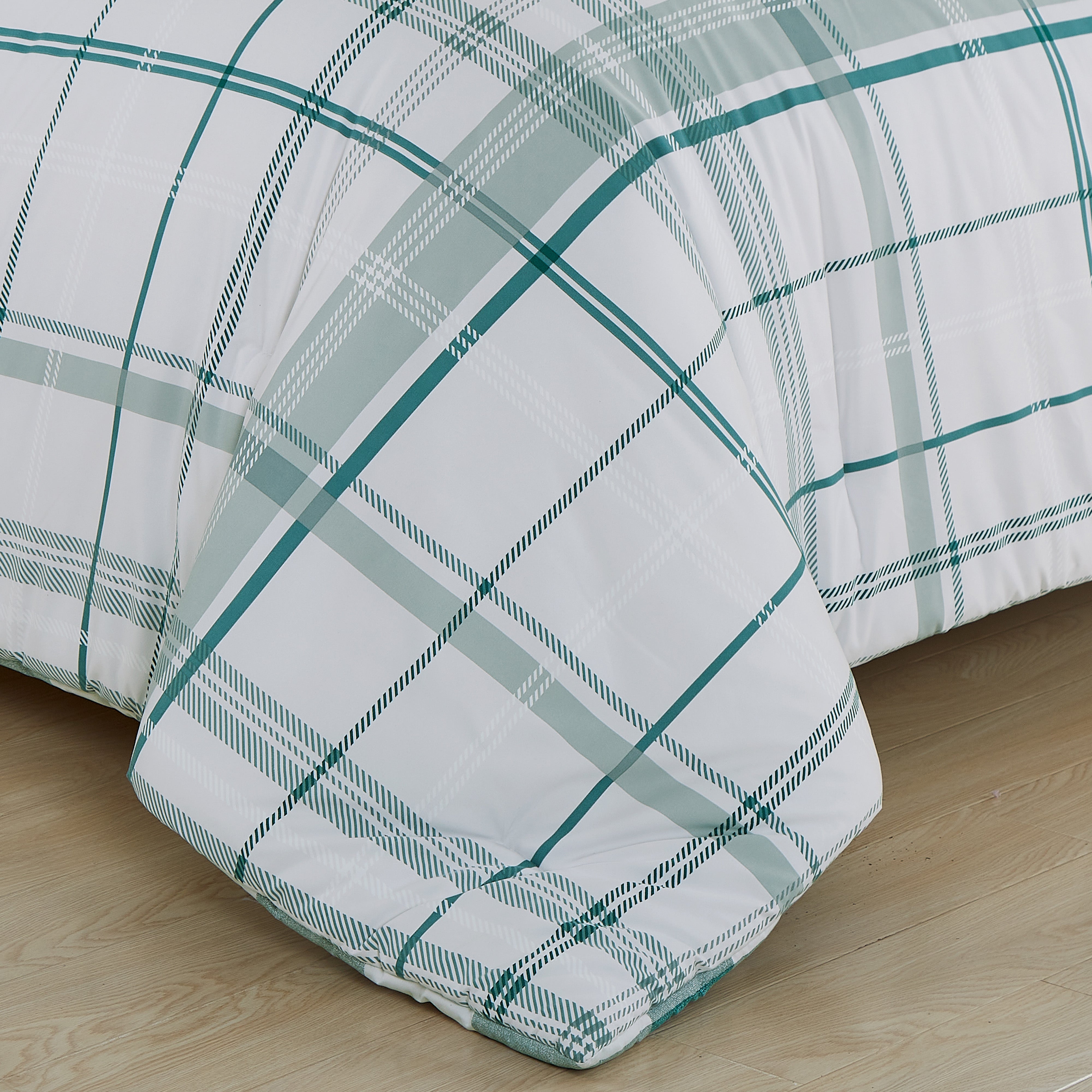 Everlaneas 8-Piece Lodge Plaid and Patch Reversible Comforter Set - Includes 4-Piece Sheet Set with Double Sided Storage Pockets