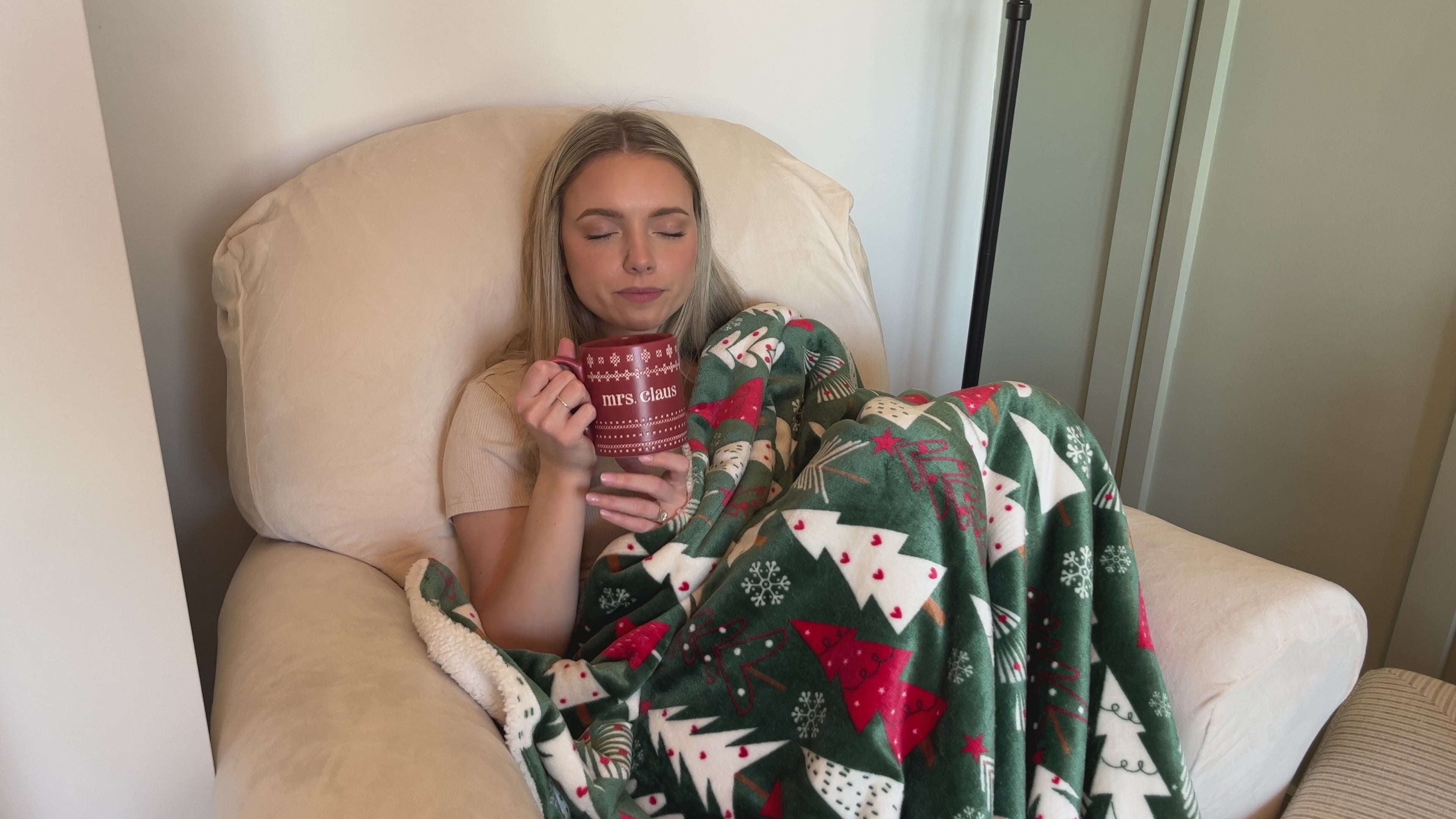 Everlaneas Christmas Sherpa Throw with Flannel Fleece - 50 x 60 inches